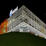 edificio 4 de goierri eskola vista del lateral cuando es de noche