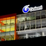instalaciones de goierri eskola en la oscuridad, de noche.