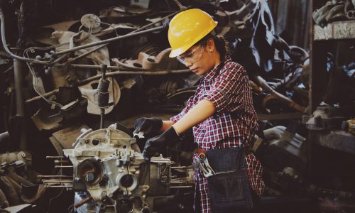 GestProdFabrMecanica una mujer trabajando en fabricación mecánica en los cursos para desempleados de Goierri Eskola