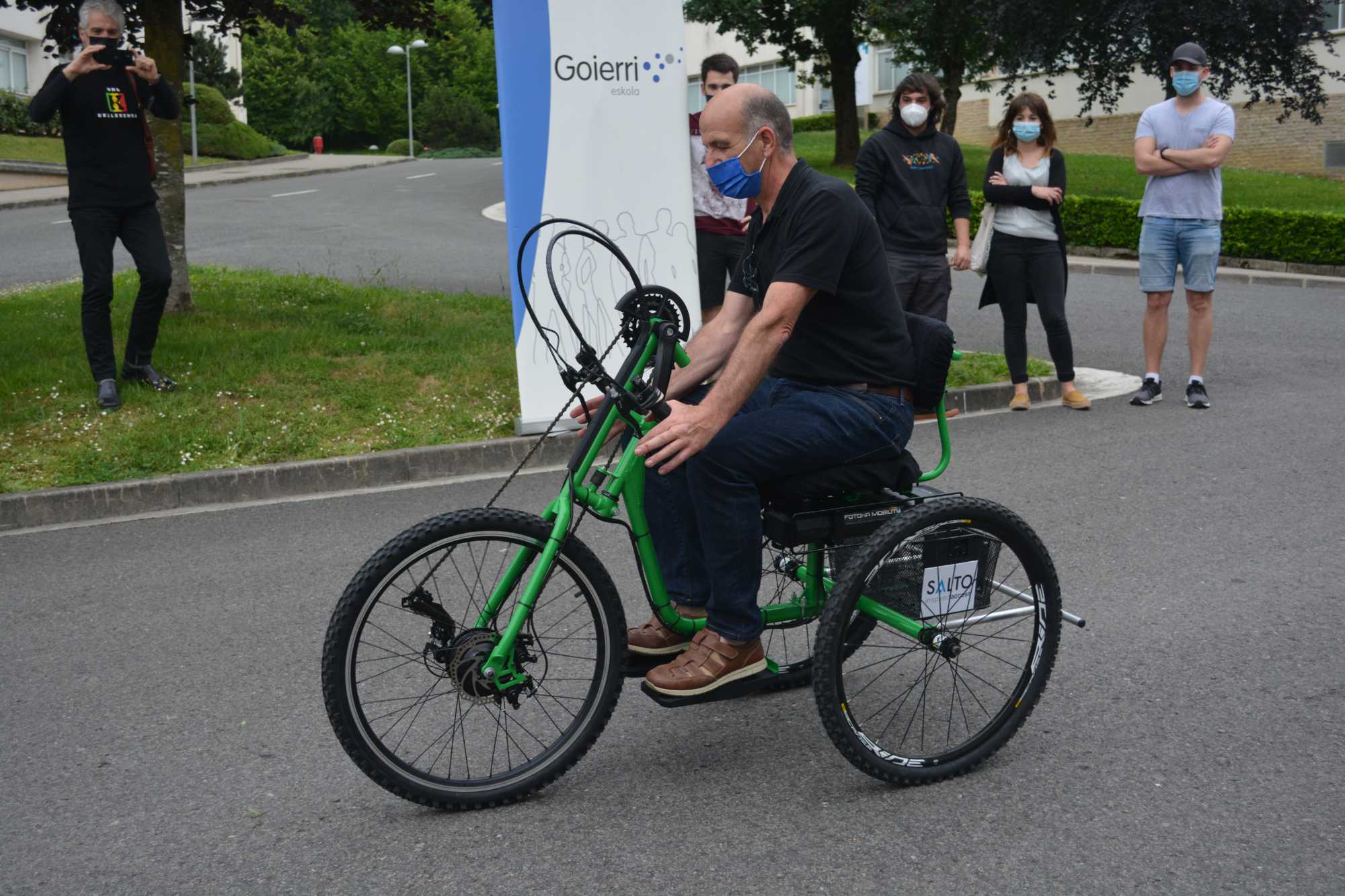 web2 profesor sobre la bicicleta fabricada por Goierri Eskola para la ONG Kellesensa