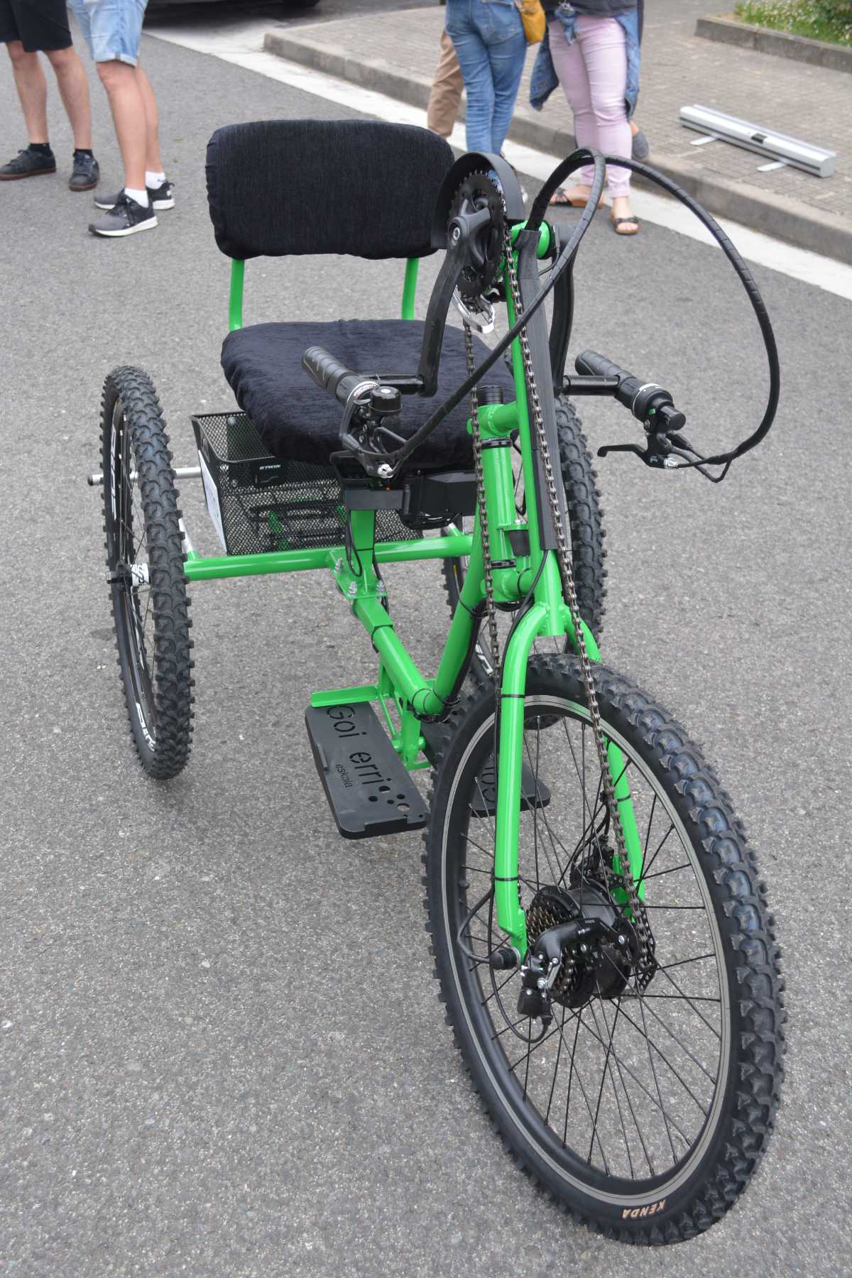 imagen delantera de la bicicleta fabricada por Goierri Eskola para la ONG Kellesensa