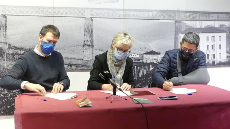 Zumalakarregi-Goierri Eskola_02 firma del acuerdo de colaboración entre Goierri Eskola, el Museo Zumalakarregi y el ayuntamiento de Ormaiztegi
