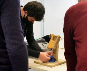 alumno de ingeniería del campus de goierri con el proyecto realizado de bandas elásticas