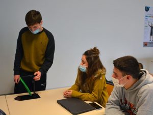 alumnos de ingeniería del campus de goierri desarrollando su proyecto