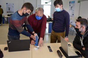 un profesor de ingeniería del campus de goierri colabora con los alumnos en su proyecto