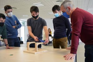 profesor de ingeniería del campus de Goierri atiende las explicaciones de los alumnos