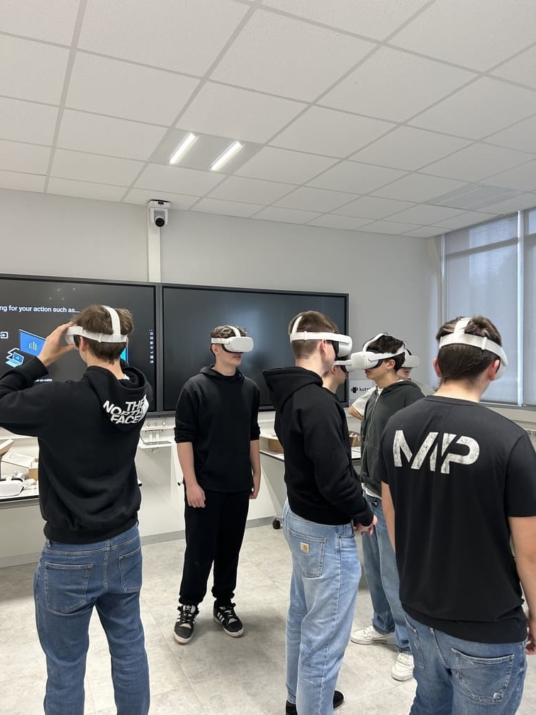 IMG_1560 (2) alumnos de formación profesional con realidad virtual en Goierri Eskola